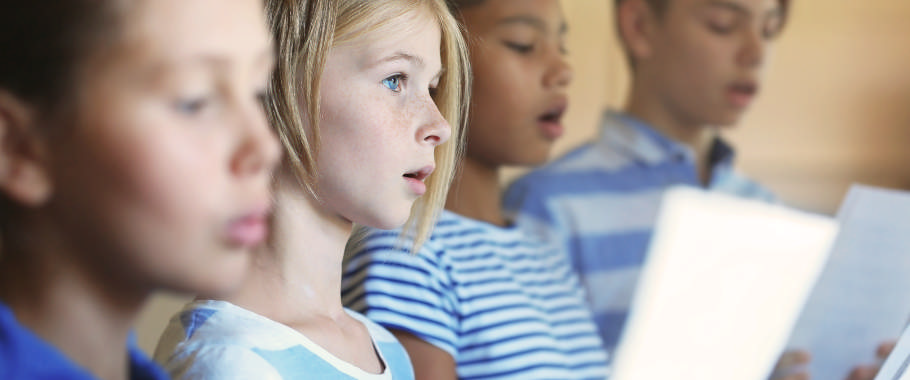 Billede af børn der synger i kor Billede af børn der synger i kor